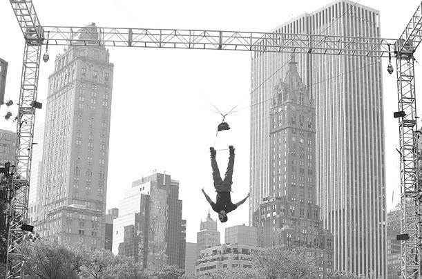 Tekst 4 60 saat baş aşağı asılı olarak durdu NEW YORK AA Amerikalı sihirbaz David Blaine, New York'taki Central Park'ta yaptığı 'baş aşağı asılı durma rekor denemesi'ni 60 saatte başarıyla tamamladı.