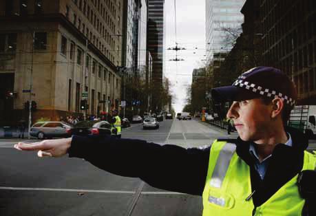 Trafik polisinin trafiği yönetmesi Her zaman bir polis memurunun ya da yetkili bir kişinin talimatlarına