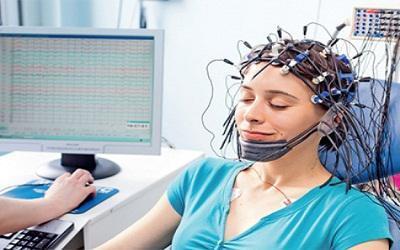 Şekil 12: Elektro Beyin Grafisi (EEG) Kaynak: https://www.openpr.com/news/ Klasik EEG cihazlarının pazarlama alanında kullanımı zordur.