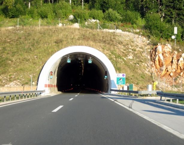 İnşaat ve Taahhüt Yurt içi ve yurt dışında gerçekleştirdiği projeler ile yerel ve uluslararası inşaat standartları