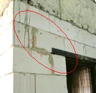 First characteristic cracks Artan yükleme etkisiyle, bu aşamadan itibaren kapı ve pencere boşluk köşelerinden yapı köşelerine doğru basamaklı çapraz çatlak