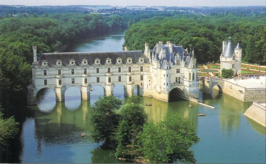 Bölgenin önemli merkezlerinden Amboise, Loire nehrine hakim bir kraliyet şatosunun çevresinde oluşmuş bir yerleşim ve en önemli özelliği de Leonardo da Vinci nin son üç yılını geçirdiği yer olması.