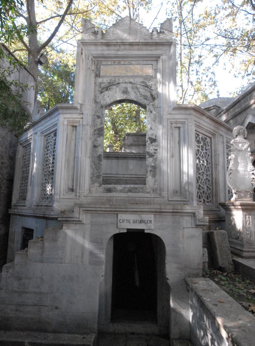 Eyüp Camii ve Çevresi 40 ÇİFTEGELİNLER TÜRBESİ Kümbet Türbeye Dönüştü. Bu türbelerde kimlerin yattığı tartışma konusudur.