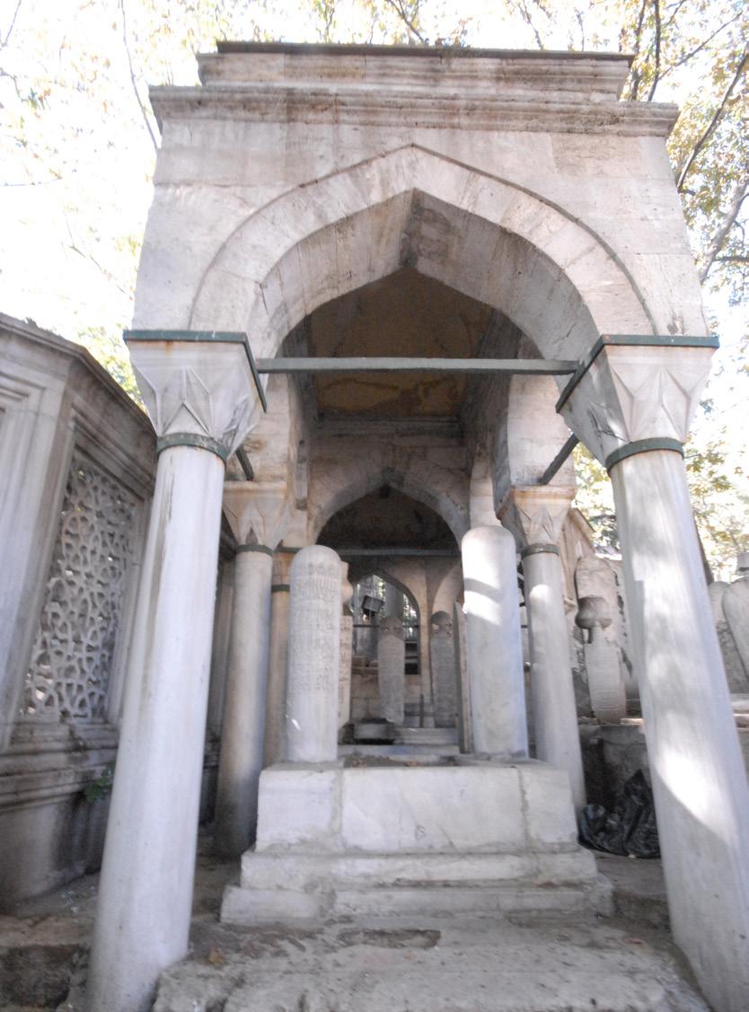Eyüp Camii ve Çevresi 42 SİNAN PAŞA TÜRBESİ İstanbul un İlk Kadısı Hızır Çelebi nin Babası. Sinan Paşa (1440-1486) İstanbul Fethinde 15 yaşlarında idi. İstanbul un ilk kadısı Hızır Çelebi, babası idi.