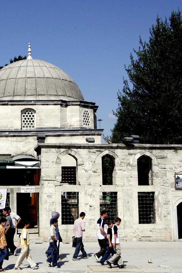 Kalenderhane Caddesi 05 SAÇLI ABDÜLKADİR EFENDİ KABRİ VE TEKKESİ Eyüp te Bir Kadiri Tekkesi. Kanuni Sultan Süleyman Döneminde bir yıl Şeyhülislamlık yapan Abdülkadir Efendi nin (?