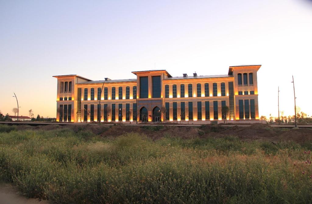 Üniversitemiz Rektörlük binası 3.287 m 2 bir zemin genişliğine sahip olup toplam kapalı alanı 12.576 m 2 dir.
