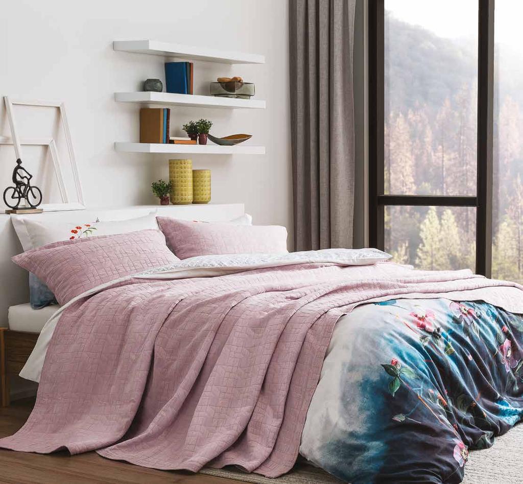 Pembe Düşler Minimal desenleri ile modern tasarım anlayışının şık bir örneği olan Vita Yatak Örtüsü Seti, şönil iplik kalitesi ve jakarlı dokuması ile dikkat çekiyor.