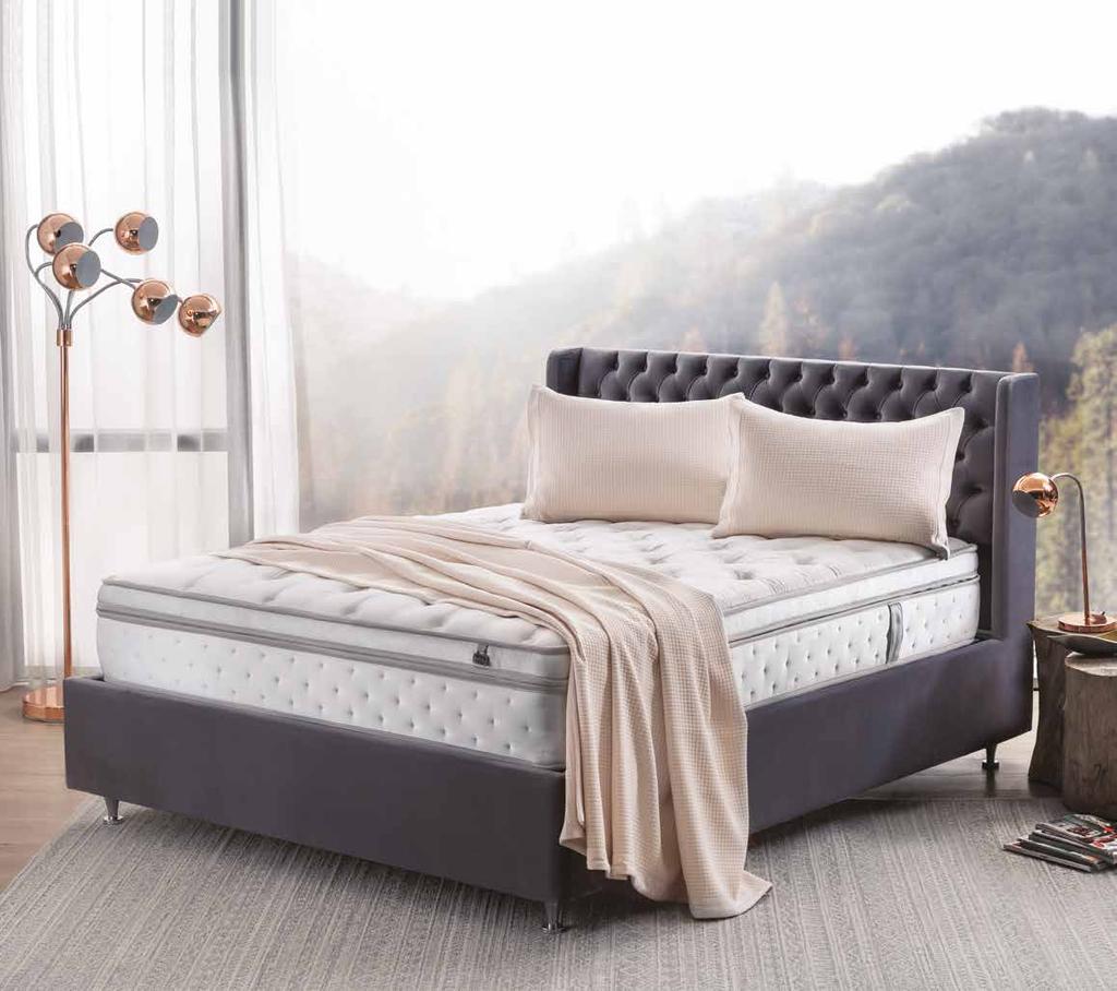 Yalın Zarafet Tasarımına özel jakar dokumasını küçük kare desenleri ile buluşturan Flame Yatak Örtüsü Seti nin yumuşak ekru renk seçeneği ile yatak odanıza minimal