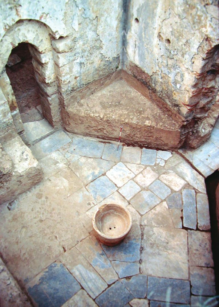 373» ege üniversitesi arkeoloji kazıları Büyük Hamam Ilıklık mekânı ve fıskiyeli havuzu. zaviye4 İç kalenin güneyinde Ahmed Gazi Medresesi nin 80 m.
