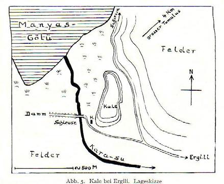 Poemaneum ile aynı hat üzerinde bulunan höyüğün güney, doğu ve kuzey yönlerde takip edilen Bizans dönemi sur duvarını tespit etmiştir 28. Fig 1.