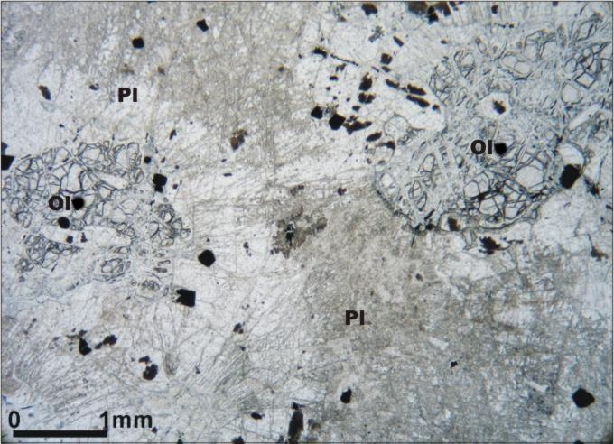 5. ARAŞTIRMA BULGULARI Metin BEYAZPİRİNÇ Şekil 5.5. Troktolitin tek nikol (üstteki resim) ve çift nikoldeki (alttaki resim)