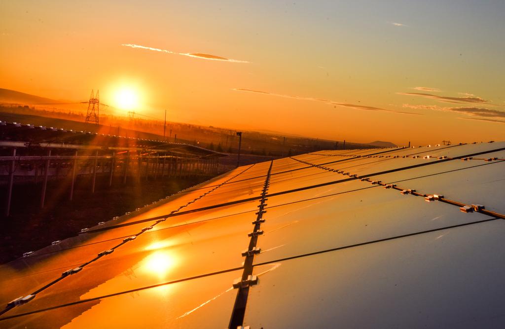TÜRKİYE NİN EN ÖNEMLİ KAYNAĞI YENİLENEBİLİR ENERJİ 2016 yılında Zorlu Enerji sponsorluğunda düzenlenen Türkiye nin ilk Solar Çatı Çalıştayı na, sektörün önde gelen şirketleri ile konuyla ilgili uzman