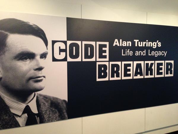 Bilgisayar teknolojisinin babası olarak görülen Turing'in ardında ısırılmış bir elma bırakması, modern zamanların en popüler ısırılmış elmasıyla bağdaştırılır.