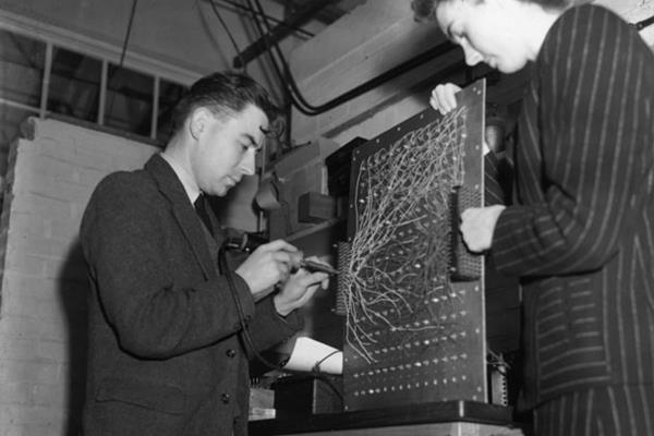 İkinci Dünya Savaşı sırasında, Turing, Bletchley Park ta Alman şifrelerini kırma girişimlerinde baş katılımcılardan biriydi.