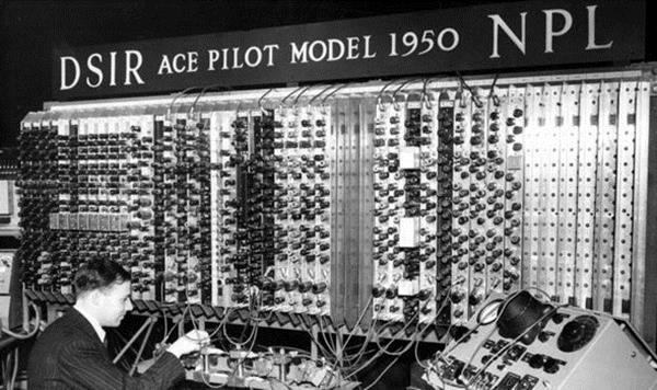 Turing 1945'ten 1947 ye kadar ACE (Otomatik Bilgisayar Motoru) tasarımında çalıştığı Ulusal Fizik Laboratuvarı'ndaydı.