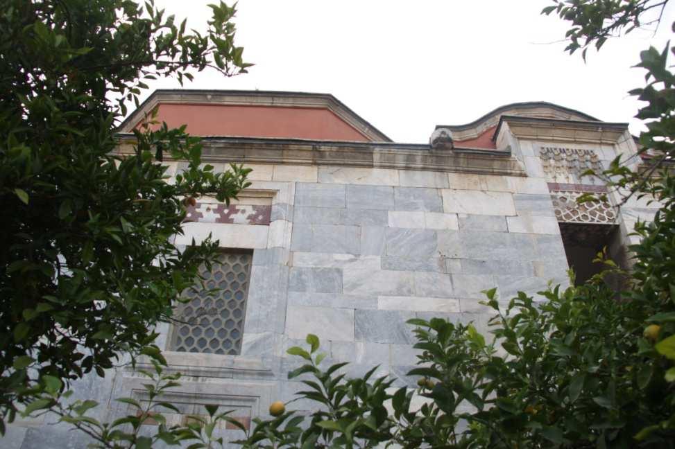 Şekil 83. Doğu duvarında bulunan pencere görünümleri Doğu duvarı son cemaat yeri kanadın da, ikisi alt, ikisi üst seviyede olmak üzere dört adet daha pencere bulunmaktadır.