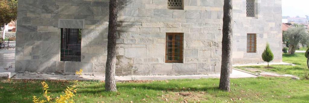 Firuz Bey Camii batı duvarı genel görünümü Firuz Bey Camii ters T planlı camii olduğu için, caminin girişine göre batı duvarı da üç kanat halindedir.