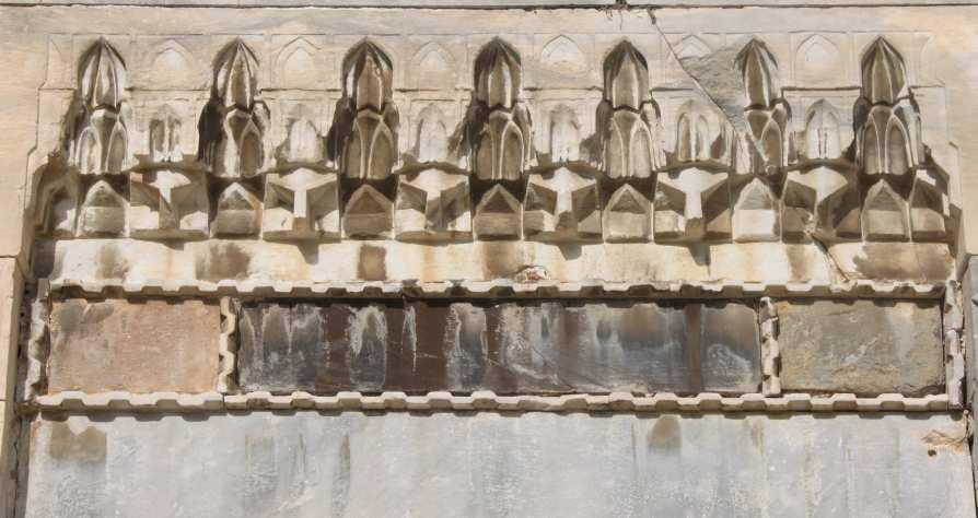Pencere alınlığında bulunan süsleme, yuvarlak değil düz bir kemer üzerine yerleştirilmiştir ve mukarnas süslemesi sık sık işlenmiştir (Şekil 86). Şekil 87.