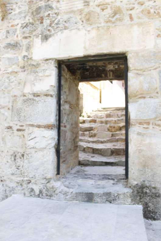 Firuz Bey Camii üst giriş kapısı Caminin önünde, beş basamak merdivenle çıkılan, sekiz köşeli küçük bir şadırvan yer almaktadır. Sekizgen yapının her bir kenarında birer ayak bulunmaktadır.