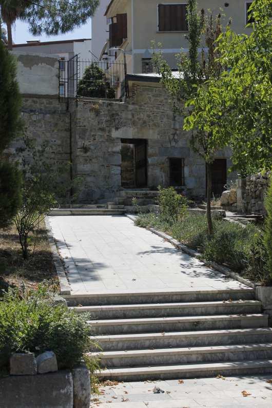 Milas Firuz Bey Cami şadırvanı Caminin tam karşısında büyük bir bahçe içerisinde tek bir mezar bulunur. Bu mezarın Firuz Beyin karısına ait olduğu düşünülmektedir (Akarca ve Akarca, 1954:100).