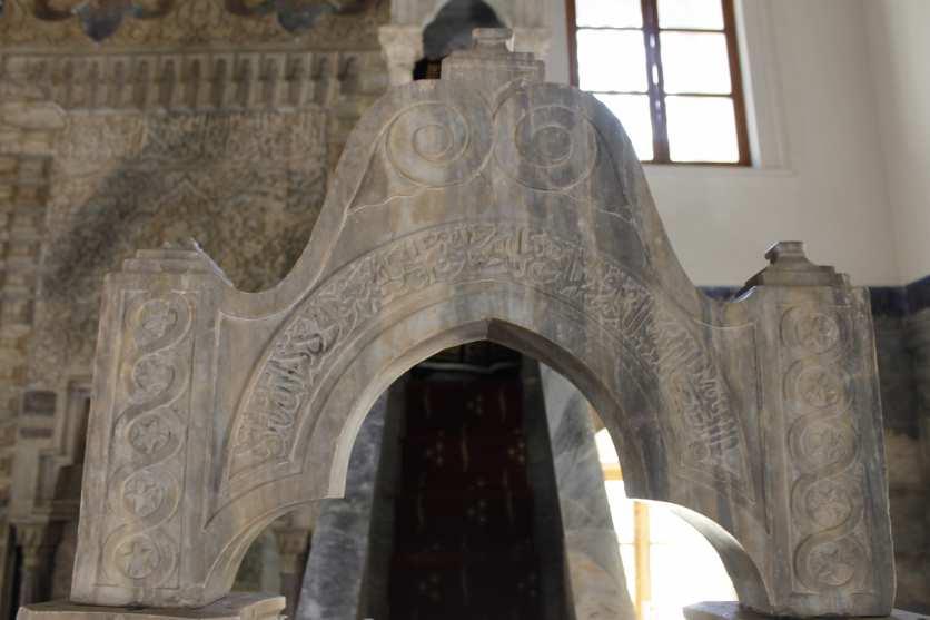 Milas Firuz Bey Camii minberinin yandan ve önden görünümü Tamamı mermerden yapılan minber, iki sütun üzerine yerleştirilmiştir ve sütunun üzerini