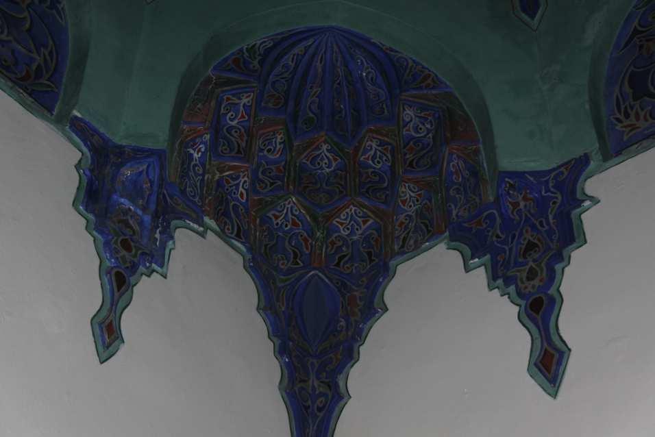 Bu düzen, mihrap önü kubbesi merkezinde bulunan, mavi-beyaz renklerle oluşturulmuş süslemeye benzerdir.
