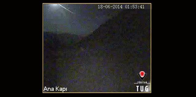 TUG da çekilen parlak göktaşı Bakırlıtepe Yerleşkesi'nin cevre kameralarının birinde 18 Haziran 2014 Çarşamba gecesi saat 01:53:40-01:53:45 arasında bir
