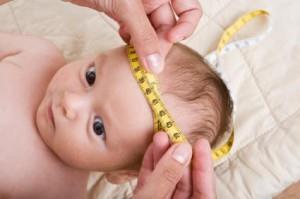 Boyu ve baş çevresi ölçülerek ölçümler kaydedilir. Resim 3.5: Baş çevresinin ölçülmesi Kimlik tespiti için bebeğin ayak izi, annenin sağ başparmak izi alınır.