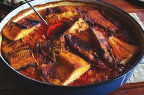 Soğanda Balık 2-3 kg. Ohrid ala balığı 2 kg soğan 1 demet maydanoz Ayçiçek yağı 1 adet kurutulmuş ya da taze kırmızı biber Pul biber Tuz Soğan küçük küçük doğranır.