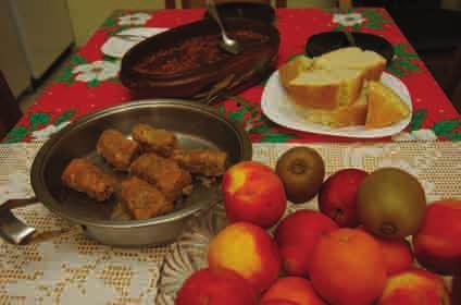 Sofra ve Sofra Geleneği: Sofra düzeni Kumanovo Türk mutfak geleneğinde kutsallık yüklenen bir kavram olan sofra, büyük bir çoğunluk tarafından, ailenin bir araya toplandığı, saygı duyulması gereken