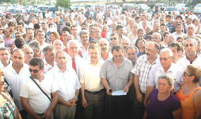 12. Alevi Kültür Dernekleri Mersin Şubesi Başkanı ve üyelerinden oluşan kalabalık bir grup ile birlikte Limonluk Mahallesi'ndeki Cem Evi önünde bir araya geldi.