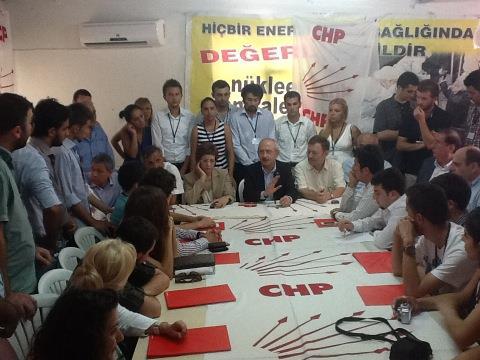 2. CHP Genel Başkanı Sayın Kemal Kılıçdaroğlu nun Mersin İli ziyaretine eşlik etti. Bu kapsamda, Büyükeceli CHP Parti Okulu Gençlik Kampı nda akran eğitimi alan gençlerle bir araya geldiler.