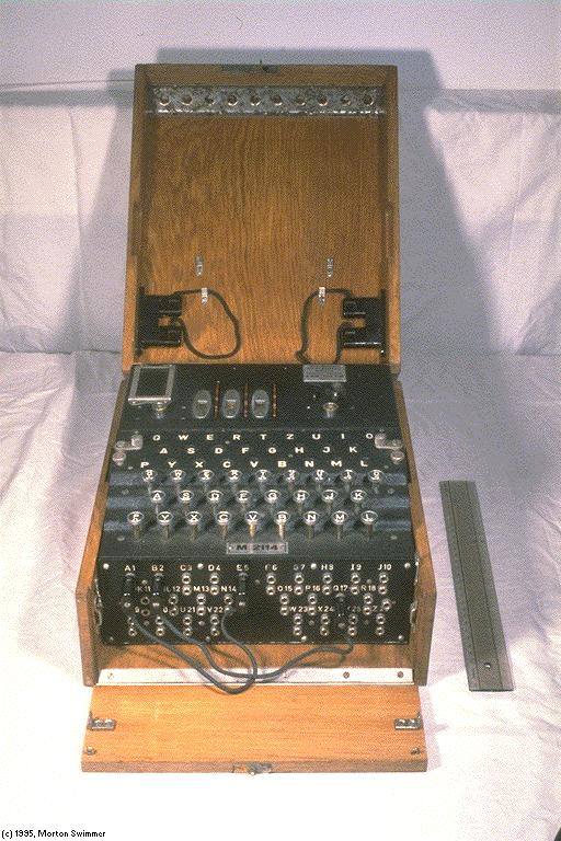 Enigma Makinesi EnigmaMakinesi elektromekanik makinelerin sınıfında olan aygıtlar ailesindendir ve gizli mesajların şifrelenmesi ve şifre kırılmasında