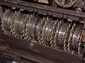 ColossusBilgisayar Colossus makineleri tarafından 2. Dünya savaşı sırasında Alman mesajlarını okumak üzere İngiliz kod kırıcılarının kullandıkları elektronik hesaplama aygıtlarıydı.