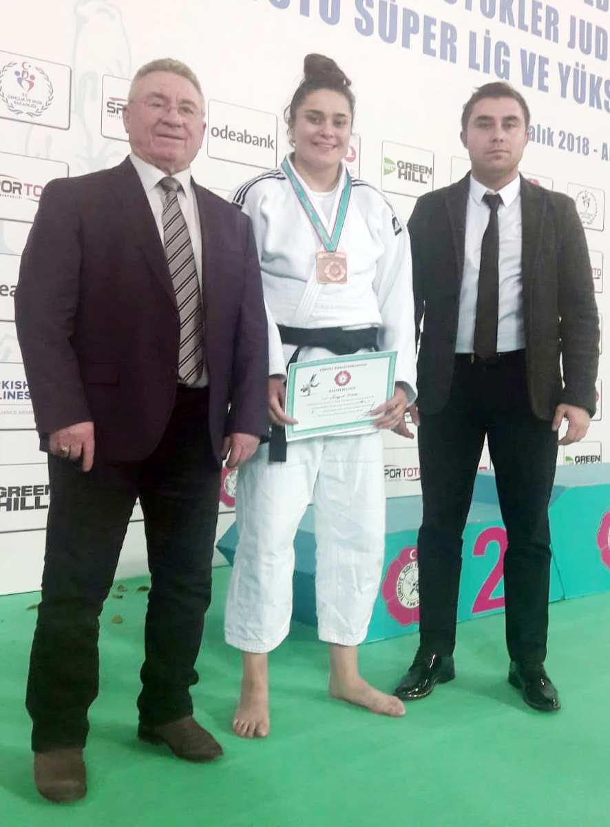 SAYFA 15 22 ARALIK 2018 Büyükler Türkiye Judo Þampiyonasý sona erdi Aykaç'tan bronz madalya Türkiye 3.sü olan Sümeyra Aykaç, Hüseyin Üstündað ile birlikte görülüyor.