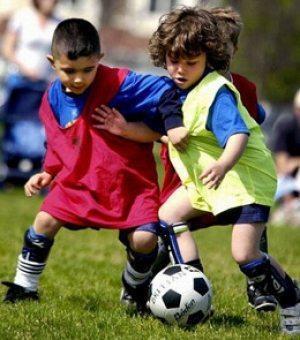 FUTBOL Gerekli Materyaller Branş Tanımı ve Eğitim Süreci *Forma, futbolcu çorabı, futbol ayakkabısı Onbirer kişilik iki takım arasında oynanan, küre biçimindeki özel bir topun eller kullanılmadan