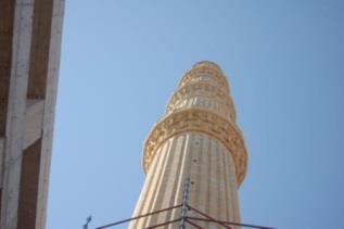 Kubbe yüksekliği 37m, çapı 30m olup 75m yüksekliğinde dört minaresi bulunmaktadır. Ana İbadet alanı 4.
