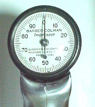 Cihaza basınç uygulandığında, batıcı uç incelenen materyal içine penetre olur ve sertlik ölçümleri, 0 ile 100 arasında dereceye ayrılmış bir kadran üzerinden hemen gözlenebilir.
