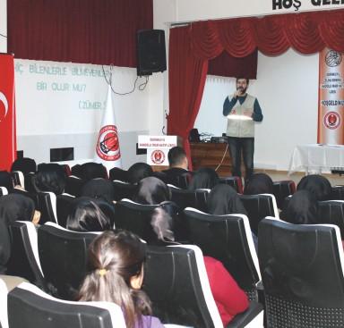 Zeliha Ekmekçi İmam Hatip Lisesi'nde gerçekleştirilen programda, İHH İnsani Yardım Vakfı tarafından yürütülen proje kapsamında yetim çocuklara verilen destekle ilgili bilgiler verildi.