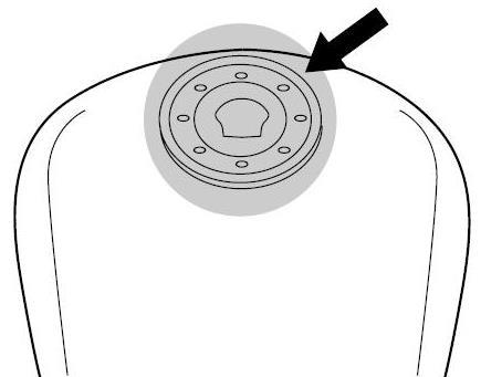 YAKIT ve YAĞ İKMALİ YAKIT İKMALİ Yakıt deposu kapağını açmak için, kontak anahtarını depo kapağı kilidine yerleştirin ve saat yönünde çevirin. Anahtar üzerindeyken kapağı anahtarla yukarı kaldırın.