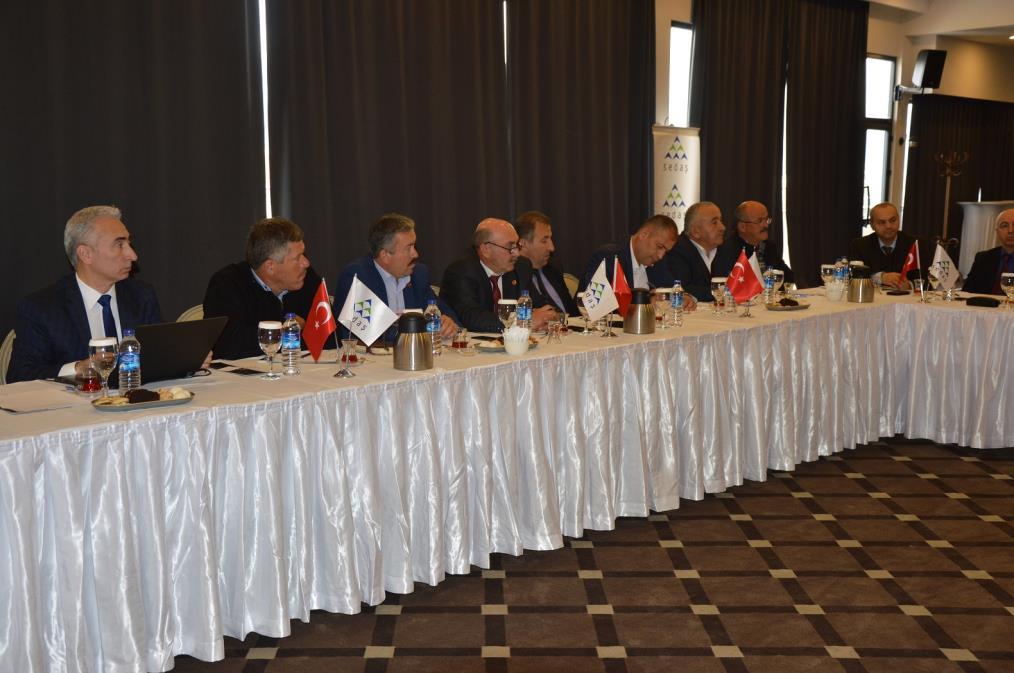 beraberindeki, Bolu İli ve İlçelerinin Muhtarlar Dernek Başkanlarını bir otelde yapılan toplantıda ağırladı.