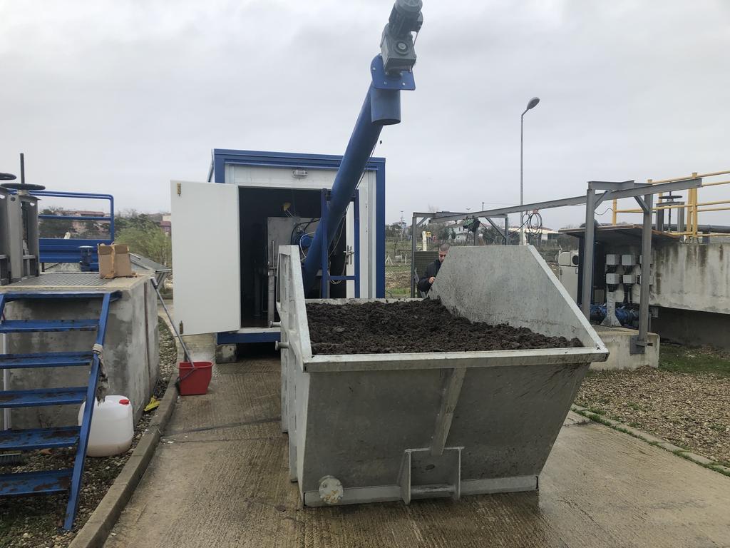 MACHPRESS Special Features While dewatering wet sludge, a vast amount of water is separated in pre-dewatering chamber via pump feeding.