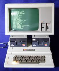 Diğer taraftan : Apple II -1997 Steve Wozniak tarafından tasarlandı. Tüm aygıtlar elektronik olark otomatik kontrollü ve bellek işlemleri BASIC dilinde yazıldı.