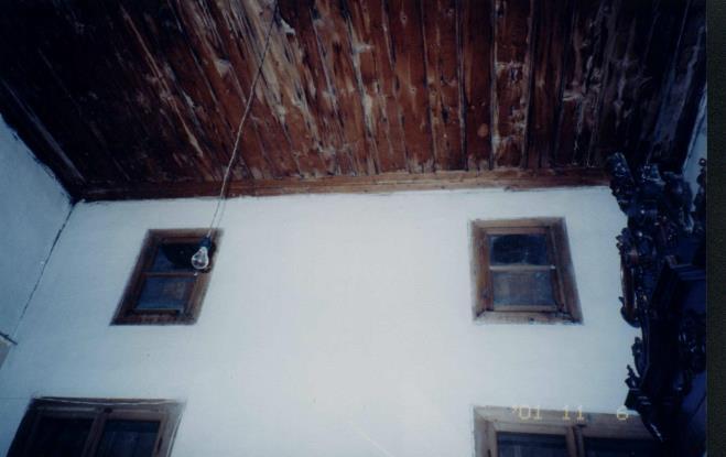 Bazı evl eri n ara duvarlarında, t avana yakı n bir yüksekli kte pencere boşl ukları bırakıl mıştır.