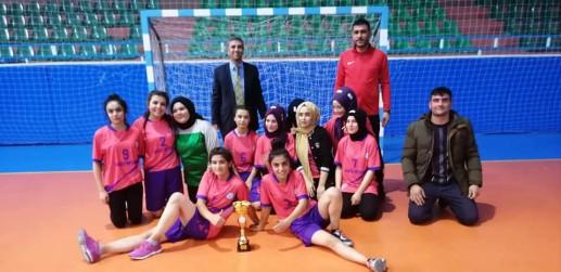 Şampiyon öğrencilerimizi, Takım Antrenörü Aylin Feralan'ı, Beden Eğitimi Öğretmenleri Mustafa Uğurlu