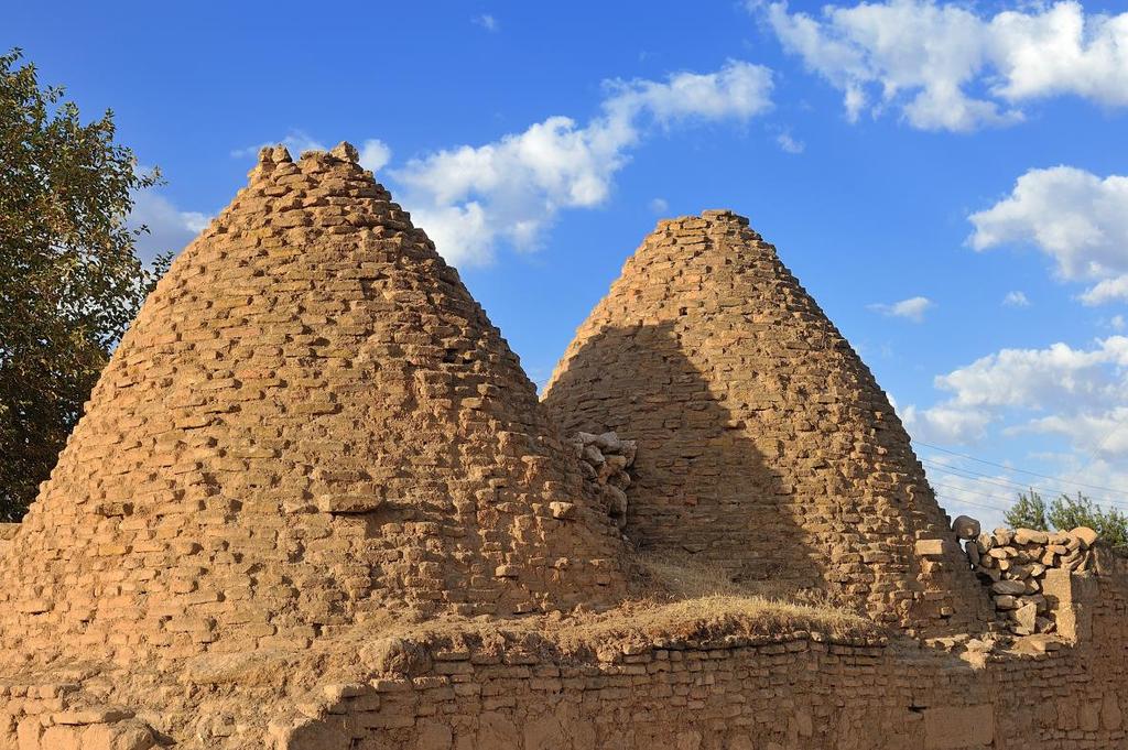 Harran evlerinin kubbeleri Evlerin pencereleri yok fakat çatıdaki delikten