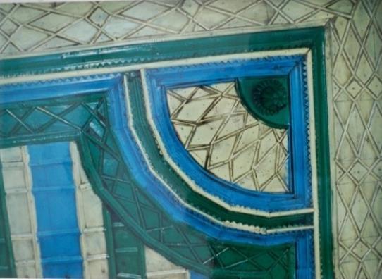 Başoda tavanında mavi, yeşil ve beyaz tonlarda yapılmış baklava dilimli motifi andıran geometrik bezemeler bulunmaktadır.