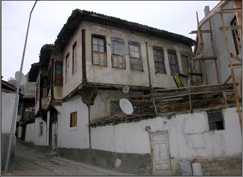 282 Uğur Demirbağ & Nur Urfalıoğlu 4. 1. 8. Yakup Kara Evi Çankırı Merkez İlçe, Alibey Mahallesi ile Su Deposu Caddesi nde konumlanan bir yapıdır. Yapı 5 numaralı paftada bulunur.