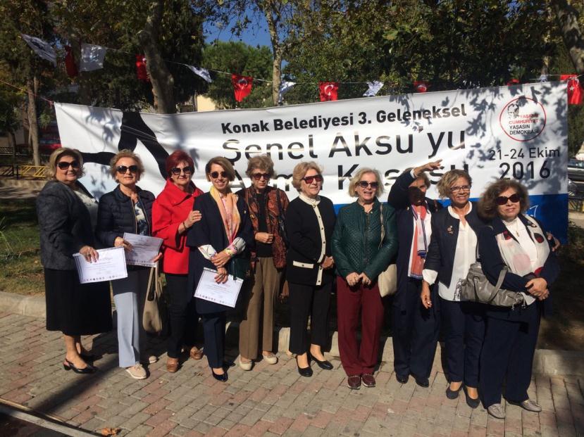 Oraya gelen Barış Çocuk Senfoni Orkestrası kurucusu Selmin Günöy bizleri Gülsin Onay 'ın Barış Çocuk Senfoni Orkestrası yararına yapacağı ve çocukların eşlik edeceği konserine davet etti.