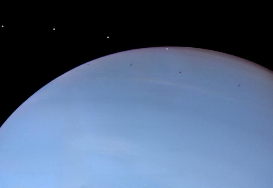Neptün ün 14 doğal uydusu şu şekilde sıralanır; 1- Naiad 2- Thalassa 3- Despina 4- Galatea 5- Larissa 6- S/2004 N1 7- Proteus 8- Triton 9- Nereid 10-